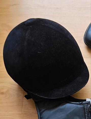 Cap Fouganza 56cm  beschikbaar voor biedingen
