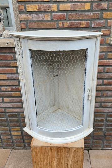 Antiek hoekkastje met kippengaas deur beschikbaar voor biedingen