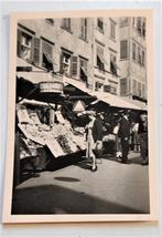 Oude foto straatbeeld met markt kramen circa 1950, Foto, Ophalen of Verzenden, Zo goed als nieuw, 1940 tot 1960