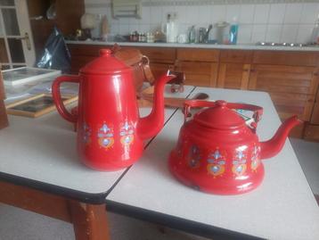 Geemailleerde koffie en theekan beschikbaar voor biedingen