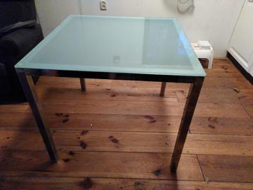 Vierkante glazen tafel beschikbaar voor biedingen