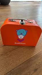 Oranje kartonnen koffer Boekstart - Kom naar de Bibliotheek, Overige materialen, Gebruikt, Minder dan 50 cm, Ophalen of Verzenden