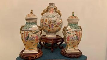 WONDERFUL CHINESE SET VASES WITH MAGNIFICENT MOTIFS beschikbaar voor biedingen