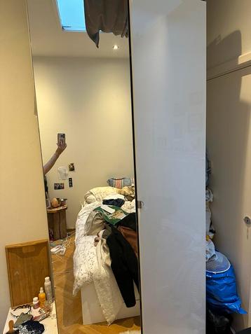 Hoge Ikea kast met spiegel gratis af te halen