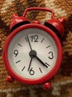 Leuke Rode Analoge batterijen Wekker wekkertje mini Quartz, Ophalen of Verzenden, Zo goed als nieuw, Analoog, Wekker of Tafelklok