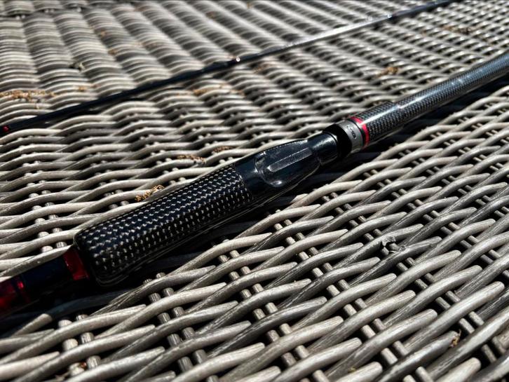 Unieke carbon handgebouwde zeebaarshengel, Watersport en Boten, Hengelsport | Roofvissen, Zo goed als nieuw, Werphengel, Ophalen
