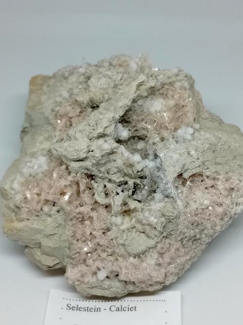 Groot verzamelstuk celestien, calciet, Winterswijk Nederland, Verzamelen, Mineralen en Fossielen, Mineraal, Ophalen of Verzenden