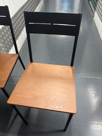 3 tafels en 7 stoelen – horeca of kantine set beschikbaar voor biedingen