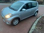 Daihatsu Sirion 1.0 51KW 2008 Grijs ✅, Voorwielaandrijving, Stof, Sirion, Handgeschakeld