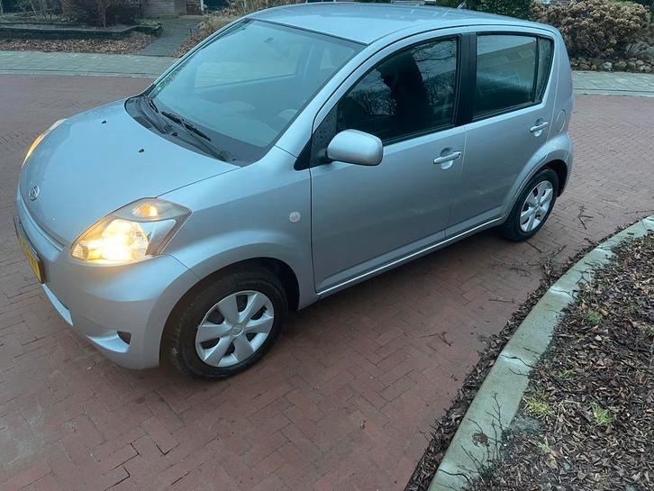 Daihatsu Sirion 1.0 51KW 2008 Grijs ✅, Auto's, Daihatsu, Particulier, Sirion, Airbags, Airconditioning, Boordcomputer, Centrale vergrendeling