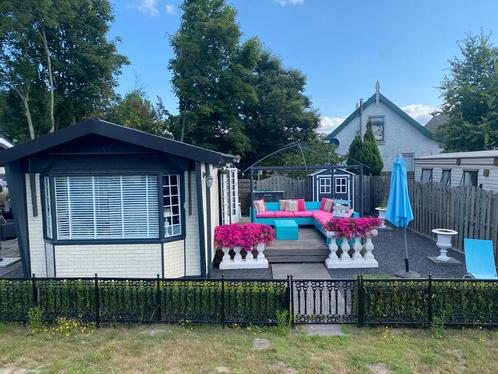 Leuke caravan op “eigen grond” in Zeeland (Sirjansland), Huizen en Kamers, Recreatiewoningen te koop