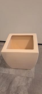 Vierkante crèmekleurige bloempot.
De hoogte is 21 cm., Tuin en Terras, Bloempotten, Ophalen, Vierkant, Aardewerk, Minder dan 40 cm