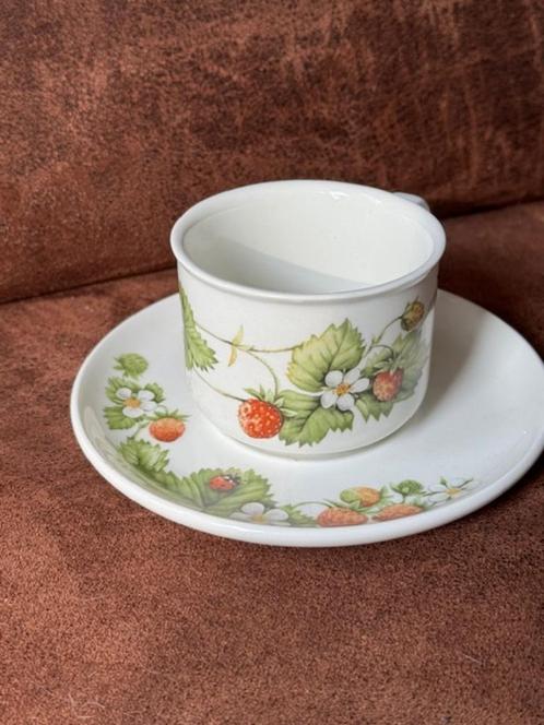 Marjolein Bastin kop en schotel aardbeien lieveheersbeetje, Huis en Inrichting, Keuken | Servies, Zo goed als nieuw, Kop(pen) en/of Schotel(s)