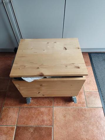 Houten Opbergkist met Wieltjes beschikbaar voor biedingen