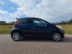 Te koop Peugeot 107 zwart 2013 / 5DR airco ect., Auto's, Peugeot, Voorwielaandrijving, Stof, Zwart, 4 stoelen