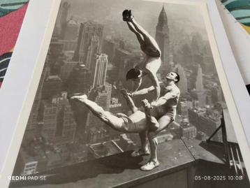 ACROBATEN OP HET EMPIRE STATE BUILDING 1934. FOTO ANSICHT. beschikbaar voor biedingen
