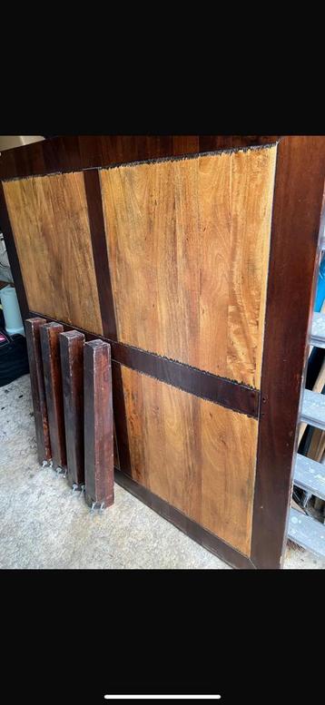 Vierkante houten tafel beschikbaar voor biedingen