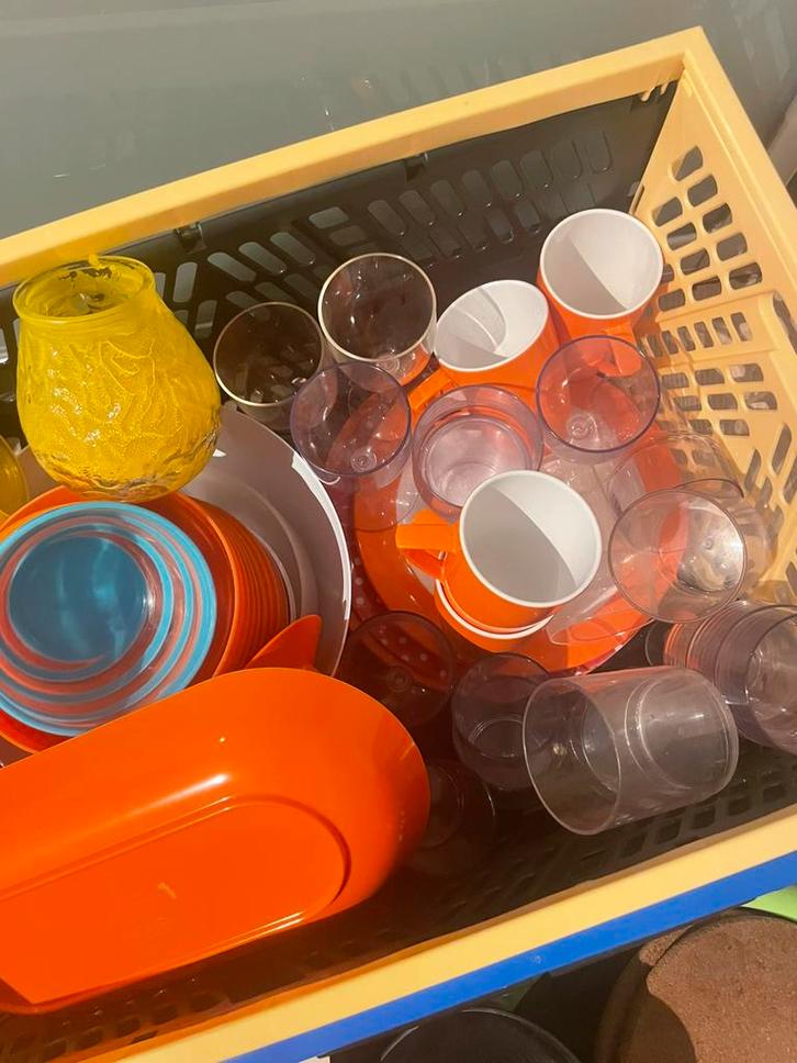 Drie kratten met servies pannen en plastic glaswerk, Caravans en Kamperen, Kampeeraccessoires, Zo goed als nieuw, Ophalen