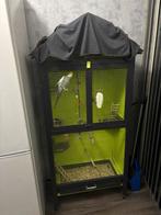 Vogel met grote kooi., Dieren en Toebehoren, Ophalen of Verzenden, Gebruikt, Metaal, Vogelkooi