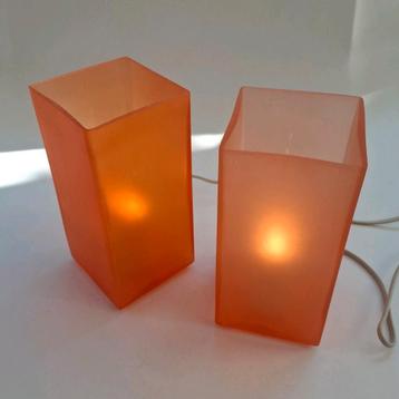 Twee Oranje Ice Cube Tafellampen beschikbaar voor biedingen