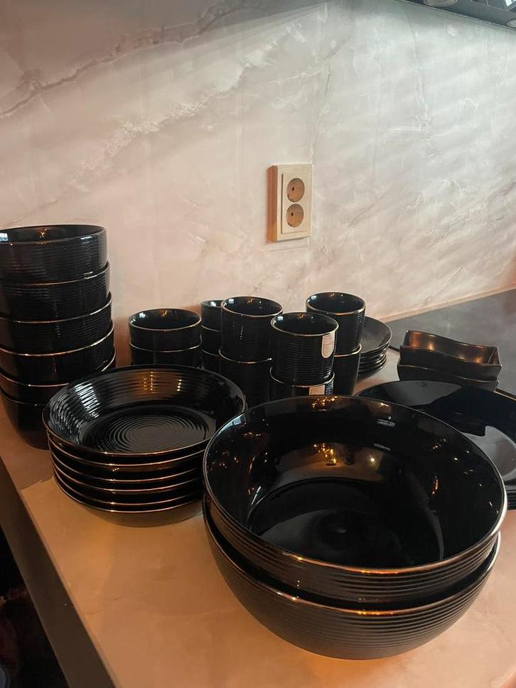 Prachtig zwart met goud servies 6 pers, Tuin en Terras, Bloempotten, Zo goed als nieuw, 40 cm of meer, Rond, Ophalen