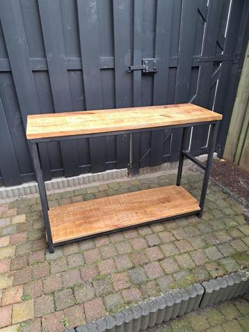sidetable beschikbaar voor biedingen