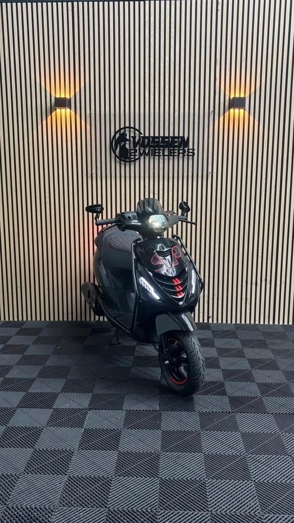 Piaggio Zip | Black & Red Edition | Nette staat, Fietsen en Brommers, Scooters | Piaggio, Zo goed als nieuw, Zip, Maximaal 45 km/u