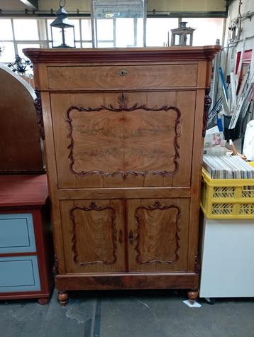 Kast secretaire beschikbaar voor biedingen