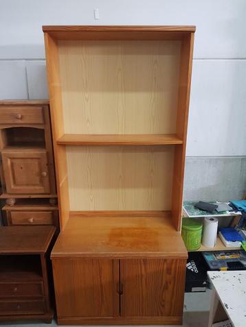 Grote kast met 3 legplanken en deurtjes.Zsm gratis ophalen!  beschikbaar voor biedingen