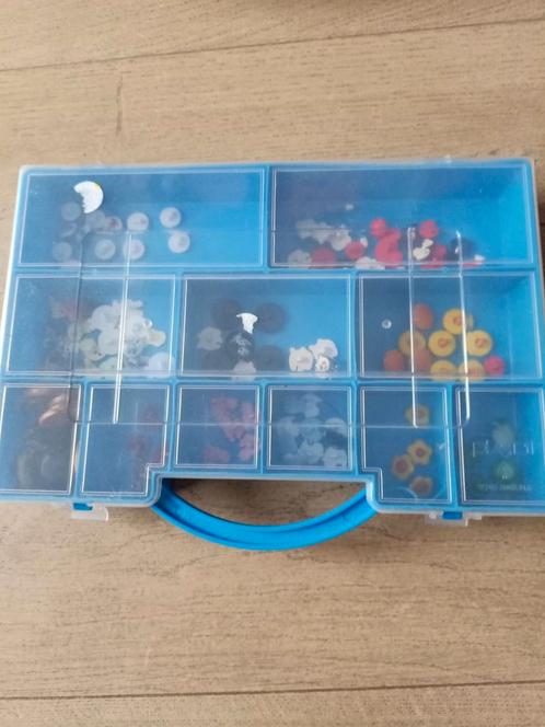 Opberg doos met veel kinder knopen, auto, bloem, dieren, Hobby en Vrije tijd, Naaien en Fournituren, Zo goed als nieuw, Knoop of Knopen