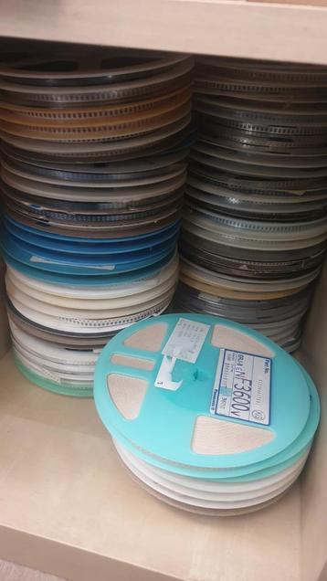 Reels met weerstanden of capacitors zie omschrijving beschikbaar voor biedingen