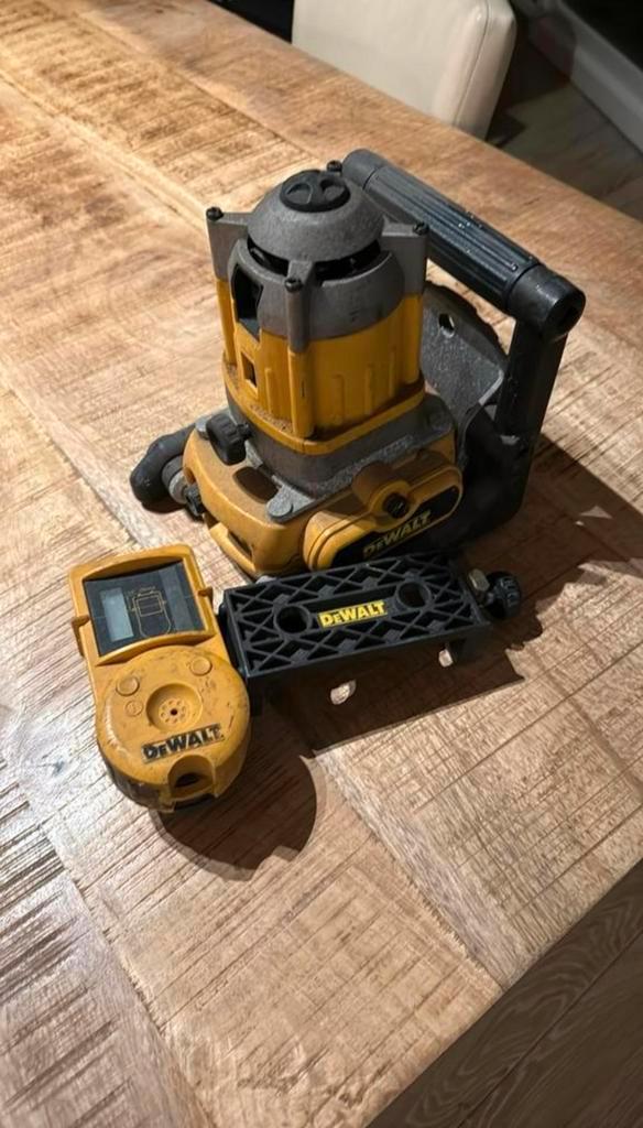 Te koop: DeWalt DW071-XJ laser (horizontaal/verticaal), Doe-het-zelf en Verbouw, Gereedschap | Schuurmachines, Gebruikt, 1200 watt of meer