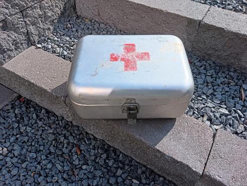 Ouderwetse Rode Kruis verbanddoos van aluminium met sluiting, Antiek en Kunst, Curiosa en Brocante, Ophalen of Verzenden