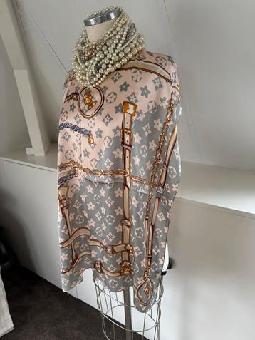 Mooie nieuwe lichtgrijze zijden sjaal shawl dessin CHCS beschikbaar voor biedingen
