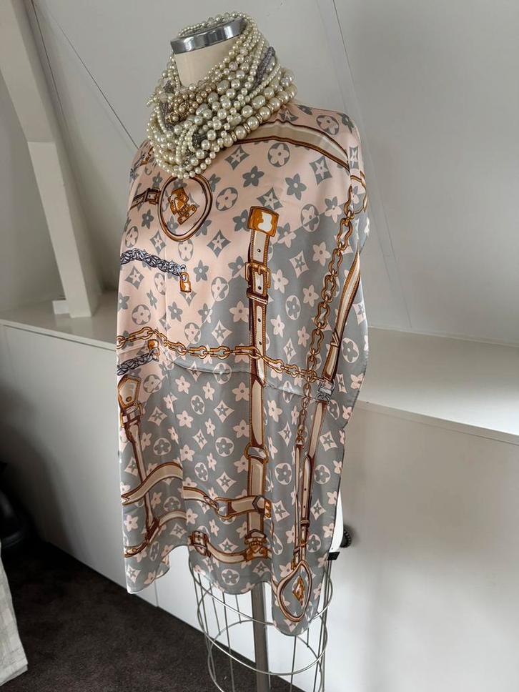 Mooie nieuwe lichtgrijze zijden sjaal shawl dessin CHCS, Kleding | Dames, Mutsen, Sjaals en Handschoenen, Nieuw, Sjaal, Ophalen of Verzenden