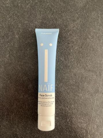 Naïf gezichts scrub beschikbaar voor biedingen
