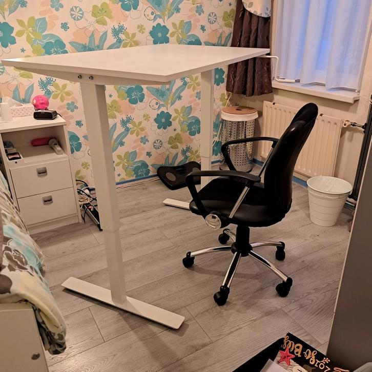 Ikea handmatig verstelbare bureau, Huis en Inrichting, Bureaus, Zo goed als nieuw, Ophalen