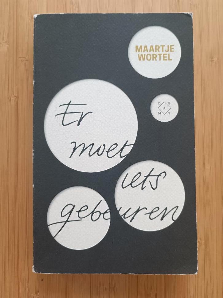 Maartje Wortel - Er moet iets gebeuren, Boeken, Romans, Zo goed als nieuw, Nederland, Verzenden