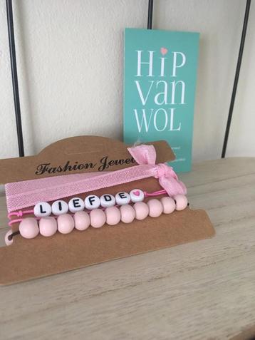 Roze armbanden beschikbaar voor biedingen