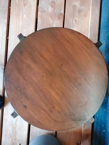 Houten Krukje / Bijzettafel beschikbaar voor biedingen