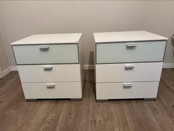 2 nachtkastjes voor totaalprijs van 15 euro