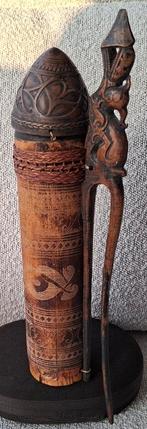 Antieke Dayak bamboe pijlenkoker met houten haak, Antiek en Kunst, Ophalen of Verzenden