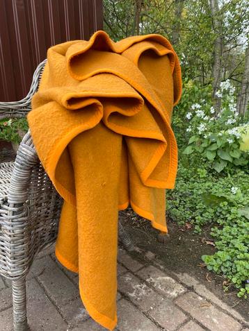Prachtige vintage oranje wollen deken beschikbaar voor biedingen