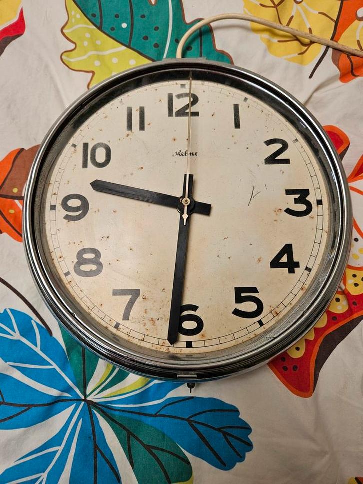 Vintage Klok - Charmante Wandklok, Huis en Inrichting, Woonaccessoires | Klokken, Gebruikt, Wandklok, Analoog, Ophalen of Verzenden