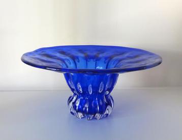 Glazen schaal rond helder blauw witte gedeeltes 0521-s beschikbaar voor biedingen