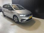 Volkswagen TOURAN 1.5 TSI R-Line/pano/keyles/trekhaak, Auto's, 4 cilinders, 150 pk, Bedrijf, Adaptive Cruise Control