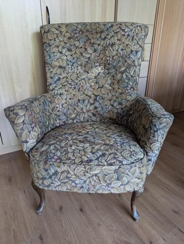 Prachtige antieke fauteuil met bloemenpatroon beschikbaar voor biedingen