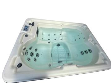 3 persoons balboa jacuzzi Plug and play beschikbaar voor biedingen