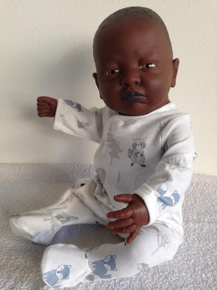 💙THE DOLL FACTORY Donker Babypop JONGEN., Verzamelen, Poppen, Zo goed als nieuw, Babypop, Levensecht of Reborn, Ophalen of Verzenden