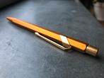 849 Caran d’Ache pen - goudkleurig - met reclametekst, Overige merken, Balpen, Ophalen of Verzenden, Zo goed als nieuw